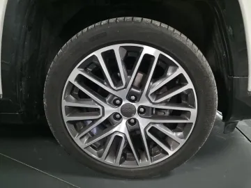 Car image 48