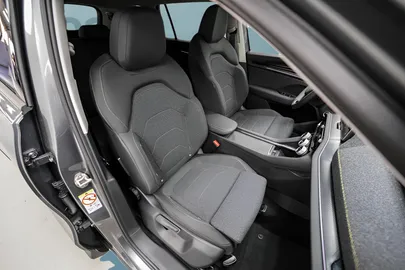 Car image 25