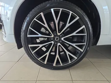 Car image 32