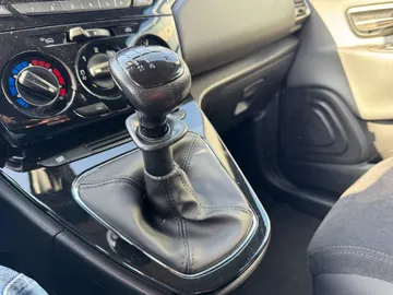 Car image 30