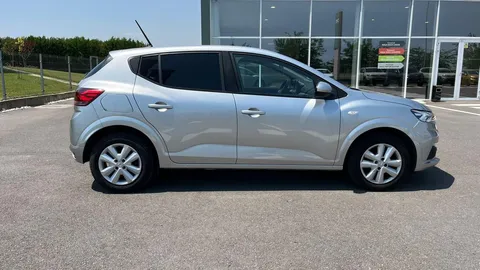 Car image 18