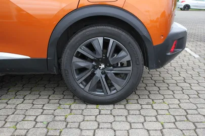 Car image 19