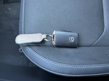 Car image 27