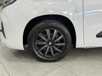 Car image 35