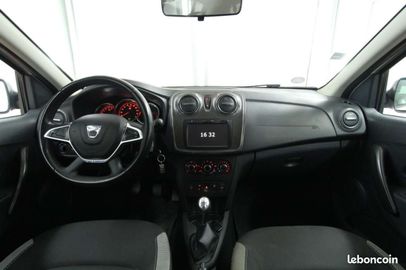 Car image 10