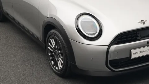 Car image 24