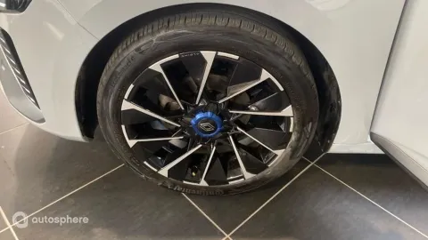 Car image 20