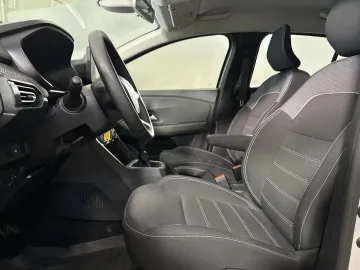 Car image 19
