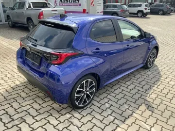 Car image 4