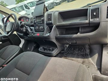 Car image 32