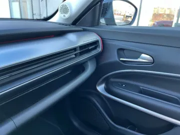 Car image 27