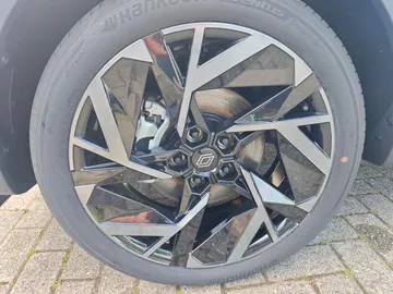 Car image 26