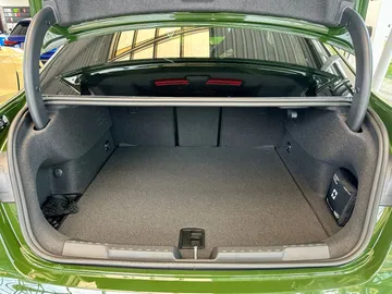 Car image 32