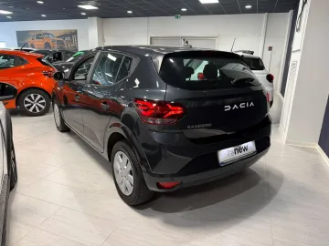 Car image 4