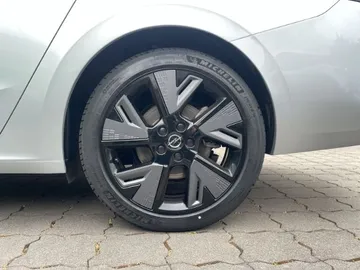 Car image 26