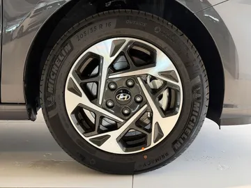 Car image 24