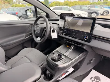 Car image 27