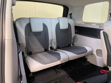 Car image 27