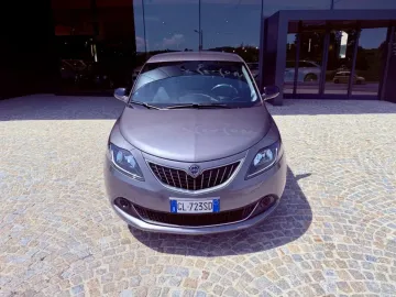 Car image 3