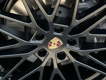 Car image 30