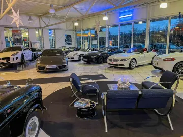 Car image 16