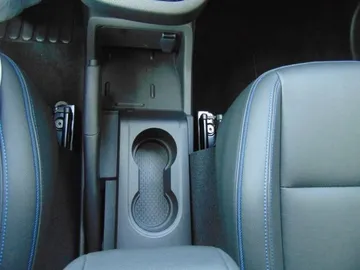 Car image 26