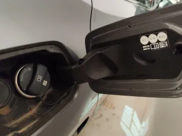 Car image 26