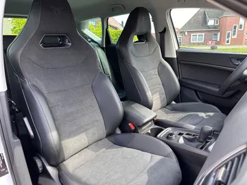 Car image 32