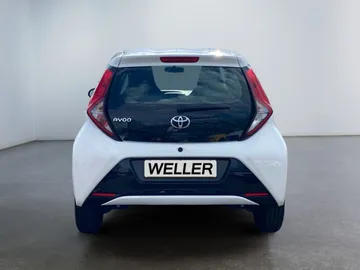 Car image 4