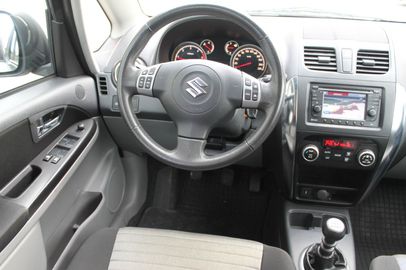 Car image 10