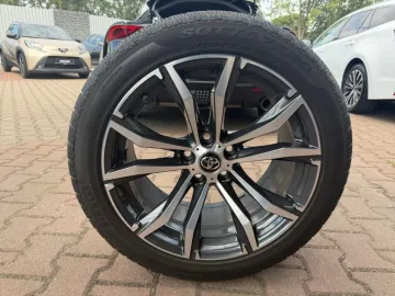 Car image 30
