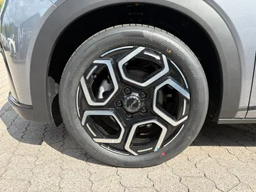 Car image 25
