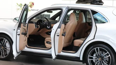 Car image 3