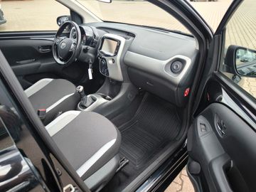 Car image 9