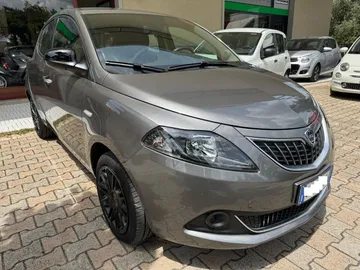 Car image 2