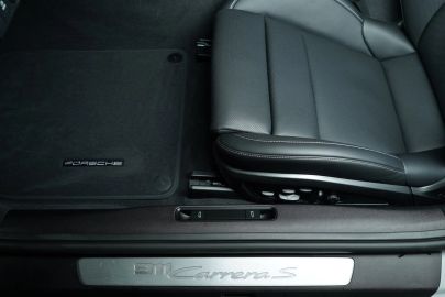 Car image 25