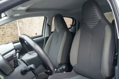 Car image 30
