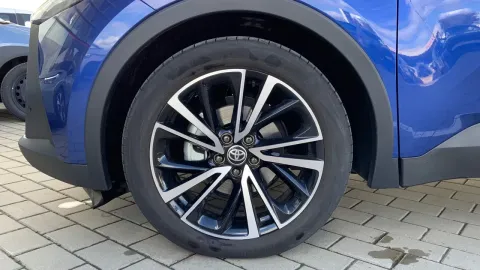 Car image 21