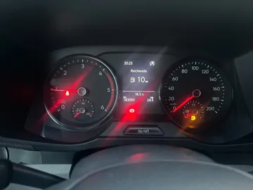 Car image 32