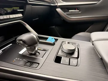 Car image 28