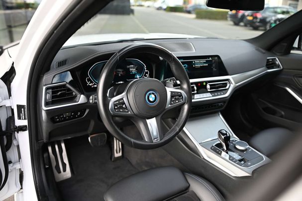 BMW 330e Touring M Sport xDrive 215 kW image number 22