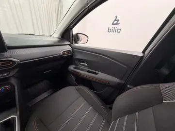 Car image 19