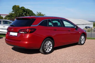 Car image 4