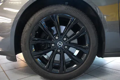 Car image 24