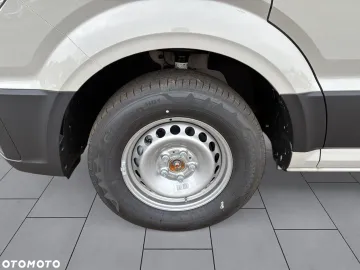 Car image 32