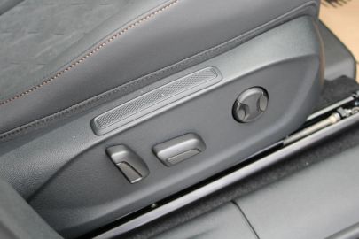 Car image 32