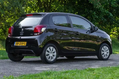 Car image 5