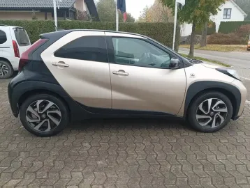 Car image 4