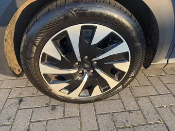 Car image 18