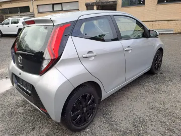 Car image 4